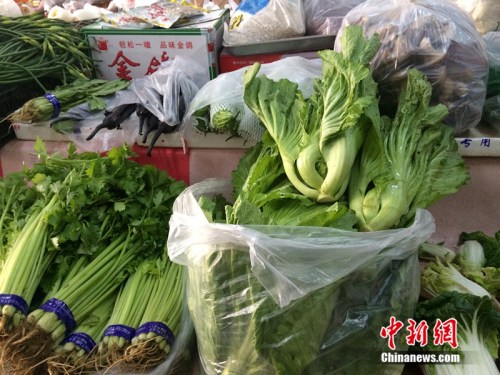 北京某便民超市銷售的蔬菜。<a target='_blank' href='http://www.chinanews.com/' >中新網(wǎng)</a> 邱宇 攝