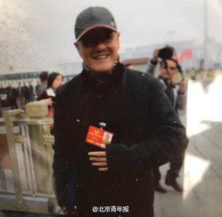 趙本山低調(diào)現(xiàn)身政協(xié)會(huì)議開(kāi)幕 進(jìn)場(chǎng)遭圍堵