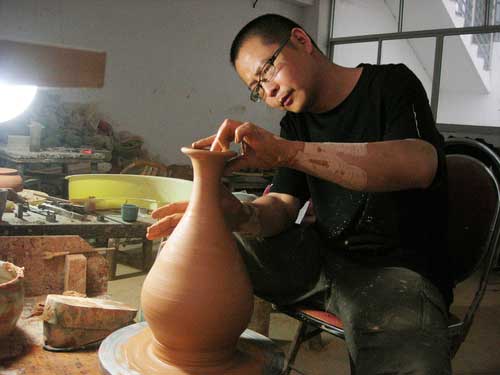 1 作者 李震 (人類非遺物質(zhì)文化遺產(chǎn)傳承人    高級工藝美術師    李氏瓷坊第五代傳人)