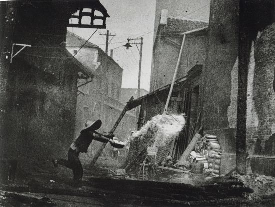 1938年7-9月間，漢口，一次日軍的空襲之后。