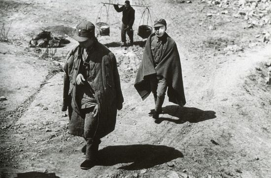 臺(tái)兒莊戰(zhàn)役之后，一些受傷的士兵必須步行幾英里才能到達(dá)火車(chē)路過(guò)之地。