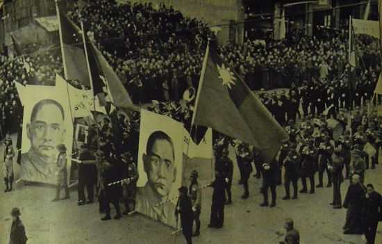 1938年，漢口的主要街道上，童子軍們和士兵們扛著孫中山像游行以示抗日決心，隊(duì)伍的最后跟著漢口的市民。