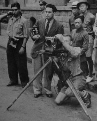 1938年的漢口，卡帕（左一）和伊文斯（中間西裝者），電影攝影師佛諾