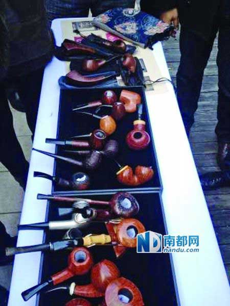 “名流煙斗話春秋”時尚派對上，斗友們在曬自己的煙斗。