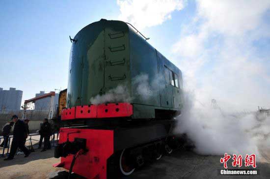 2月20日，火車司機登上“古董級”火車——Z151型蒸汽抓斗吊車。