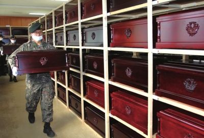 3月27日，韓國坡州市志愿軍遺骸臨時(shí)安置所，韓國士兵將棺槨起運(yùn)裝車。新華社發(fā)