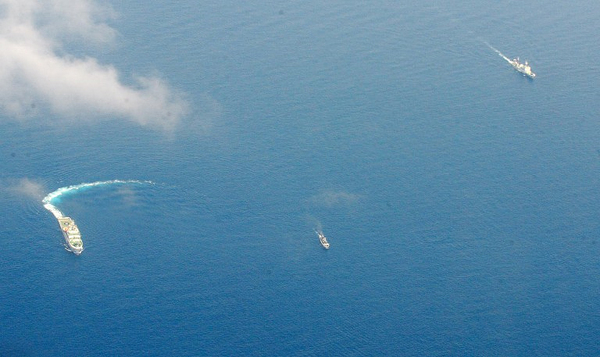 中國(guó)海警船與菲律賓軍隊(duì)漁船在仁愛礁激烈對(duì)峙4