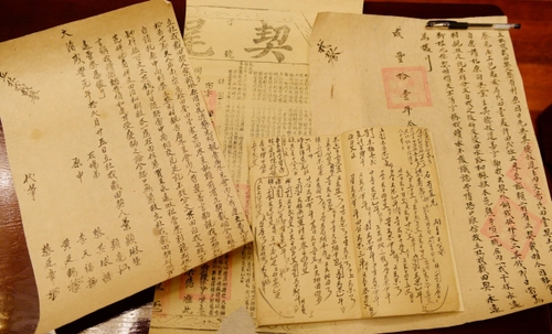 這是4月28日拍攝的百年契約和賬本。