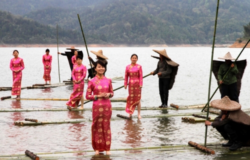 4月28日，江西省靖安縣羅灣鄉(xiāng)長(zhǎng)埠村農(nóng)民為游客表演客家山歌。