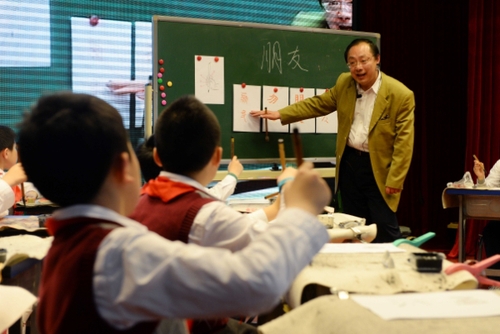 4月29日，在上海市第一師范附屬小學(xué)，書法名家張信教孩子們握毛筆的正確方法。