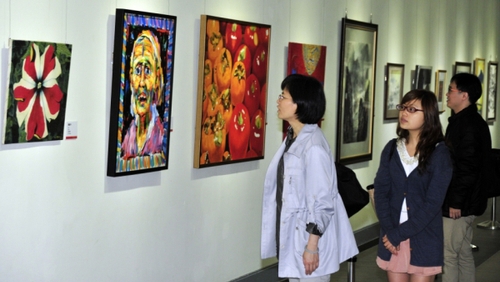 5月3日，觀眾在兩岸藝術(shù)名家交流展上參觀。