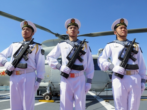 5月5日，在突尼斯拉古萊特港，中國(guó)海軍第十六批護(hù)航編隊(duì)?wèi)?zhàn)士列隊(duì)展示。