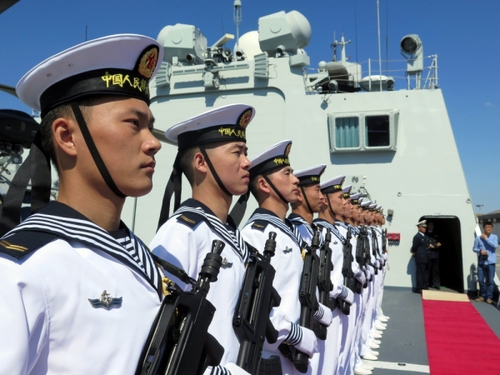 5月5日，在突尼斯拉古萊特港，中國(guó)海軍第十六批護(hù)航編隊(duì)?wèi)?zhàn)士列隊(duì)展示。