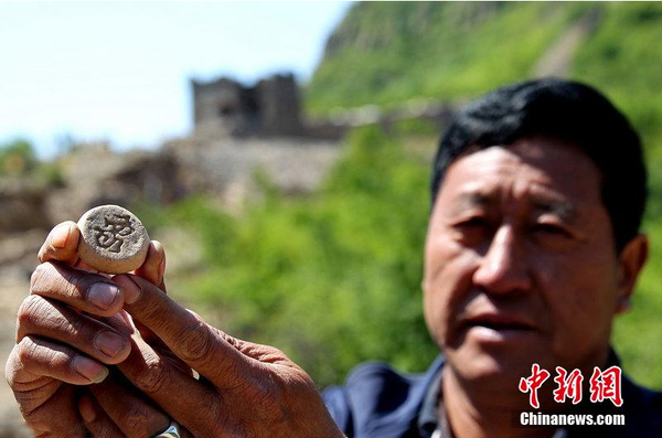 秦皇島修復明長城發(fā)現(xiàn)泥土象棋5