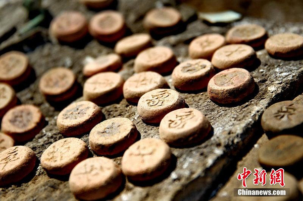 秦皇島修復明長城發(fā)現(xiàn)泥土象棋2