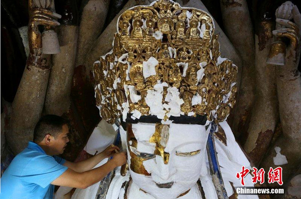 重慶大足千手觀音貼“面膜”-為修復(fù)做準備3