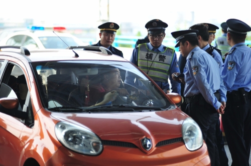 5月8日，民警在浦東機(jī)場(chǎng)閘道口隨機(jī)對(duì)車輛進(jìn)行檢查。
