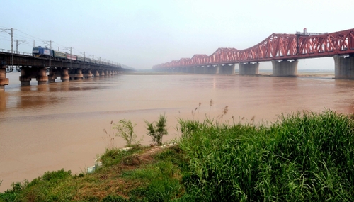 左側(cè)是即將“退役”的京廣鐵路鄭州黃河大橋，右側(cè)是新建的鄭焦城際鐵路黃河大橋（5月8日攝）。