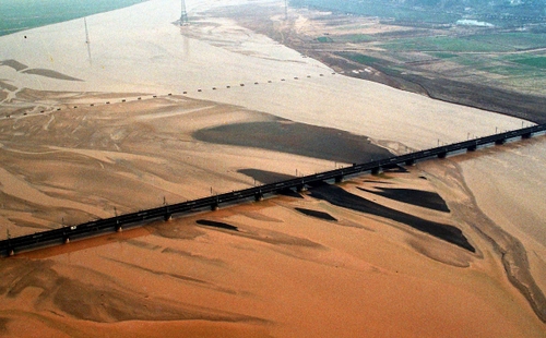 從空中拍攝的京廣鐵路鄭州黃河大橋（資料照片，1989年攝）。