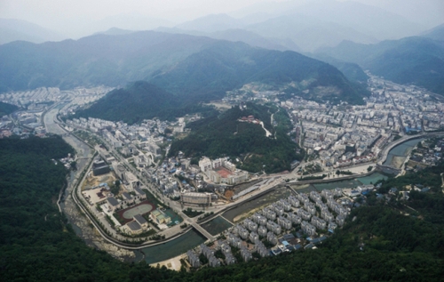 俯瞰青川縣城（5月8日攝）。