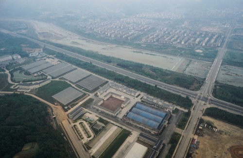俯瞰北川縣城附近的北川維斯特農(nóng)業(yè)產(chǎn)業(yè)園（5月9日攝）。