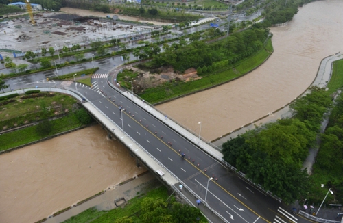 5月11日，深圳龍華文化廣場旁的河道水位暴漲。