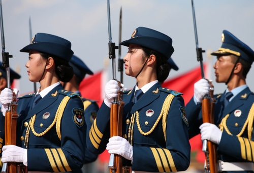5月12日，我軍首批三軍女子儀仗兵亮相外交禮儀，接受中外領(lǐng)導(dǎo)人檢閱。