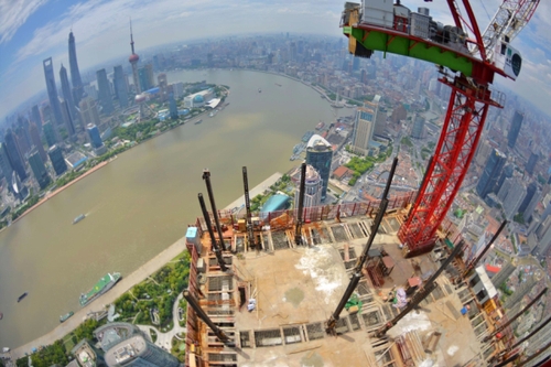 這是5月14日從310米高的塔吊上拍攝的北外灘白玉蘭廣場(chǎng)主樓65層平臺(tái)。