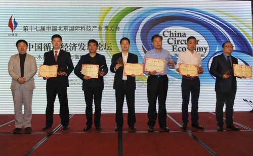 5月15日，在“2014中國名牌企業(yè)可持續(xù)發(fā)展網(wǎng)絡(luò)調(diào)研”活動中獲得表彰的品牌代表在論壇現(xiàn)場登臺領(lǐng)獎。