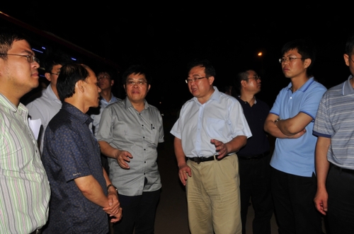 5月18日，中國政府工作組組長、外交部部長助理劉建超（中）在越南河靜省永安港詢問情況。