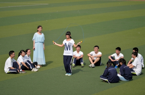 5月20日，河北邢臺一中高三畢業(yè)班的學生在操場上做運動。