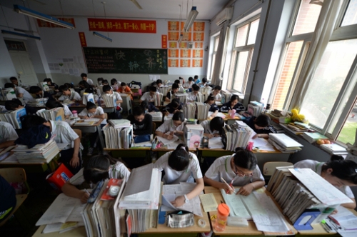 5月20日，河北邢臺一中高三畢業(yè)班的學生在教室內復習備考。