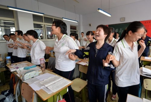5月20日，河北邢臺一中高三畢業(yè)班的學生利用課余時間在教室里做減壓游戲。