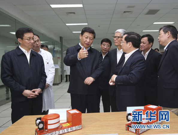 這是23日下午，習(xí)近平在中國(guó)商飛設(shè)計(jì)研發(fā)中心綜合試驗(yàn)大廳考察。新華社記者蘭紅光攝