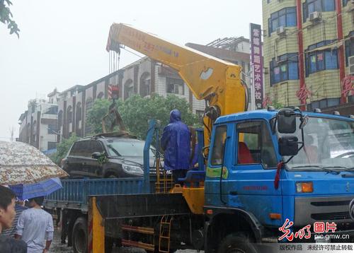 　2014年5月25日，湖南省邵東縣縣城因暴雨發(fā)生內(nèi)澇，車(chē)輛積水被淹后救援。