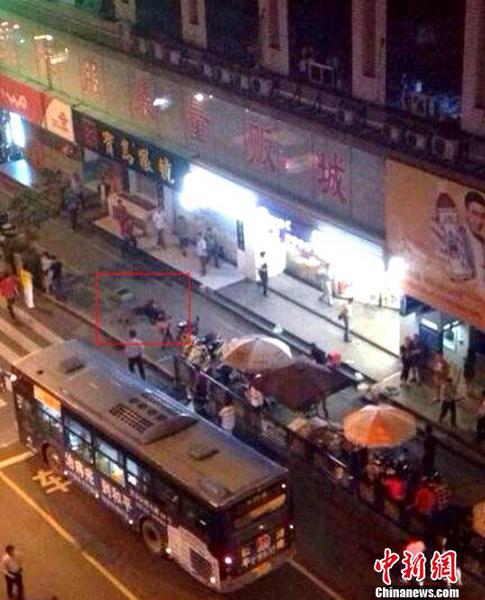 圖為砍人現(xiàn)場(chǎng)，畫紅圈處一男子已經(jīng)當(dāng)場(chǎng)死亡?！＄娦馈z