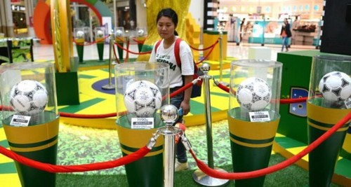 各屆世界杯比賽用球靜態(tài)展示和體感射門游戲、桌面足球等互動游戲，眾多市民置身其中，提前感受狂熱的“世界杯”氣息。