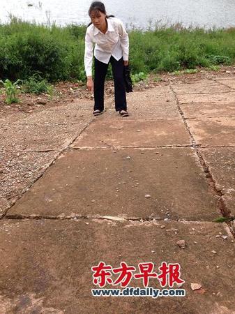 李昌秀到發(fā)現(xiàn)丈夫遺體的魚塘壩子指認現(xiàn)場。早報記者 王萬春圖