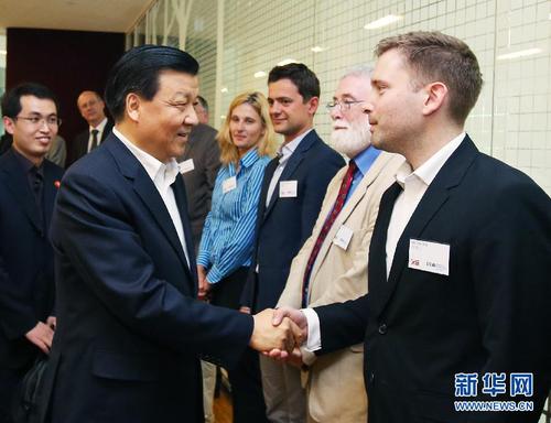 6月11日，正在丹麥進(jìn)行正式訪問的中共中央政治局常委、中央書記處書記劉云山在哥本哈根出席“歐洲學(xué)者眼中的中國共產(chǎn)黨”國際研討會。這是研討會前，劉云山與歐洲學(xué)者握手。新華社記者姚大偉攝