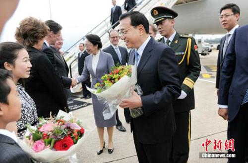 6月16日，中國國務(wù)院總理李克強(qiáng)乘專機(jī)抵達(dá)倫敦，開始對英國進(jìn)行正式訪問。李克強(qiáng)夫人程虹同機(jī)抵達(dá)。中新社發(fā) 劉震 攝