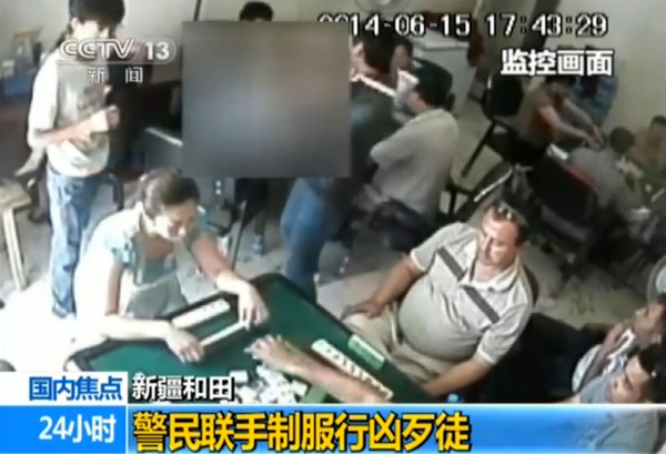 被砍牌客起身反抗，此時，白衣男子伺機(jī)行動。