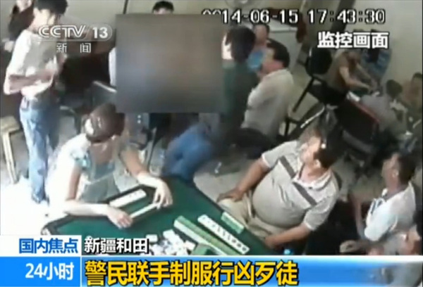 白衣男子從身上抽出斧頭，砍向一位女士。