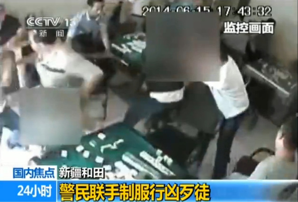 棋牌客紛紛起身與歹徒搏斗。