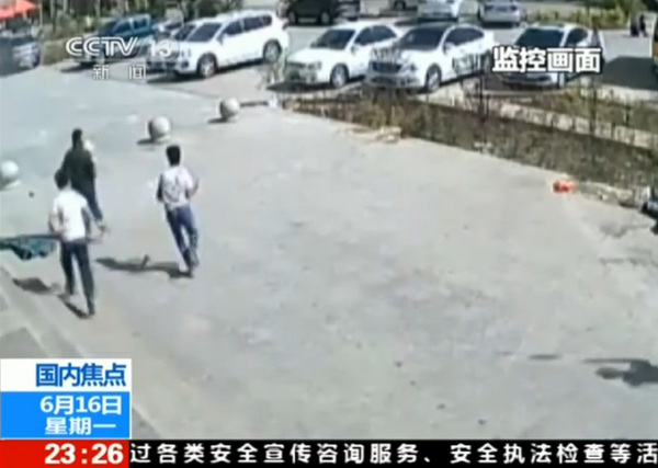 夾尾巴就跑。
