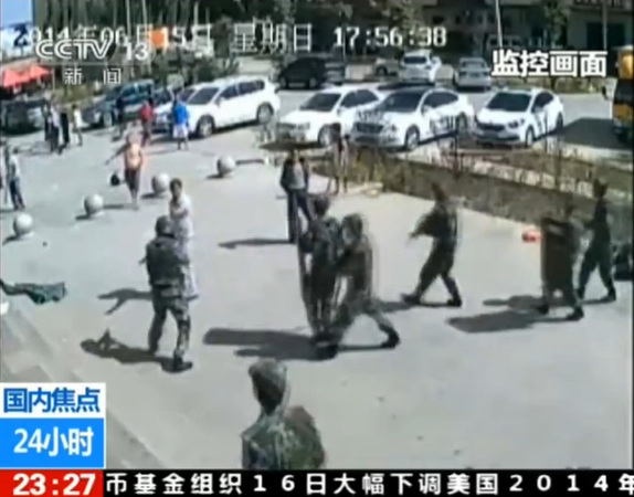 警察趕來，民眾急忙向其解釋情況。
