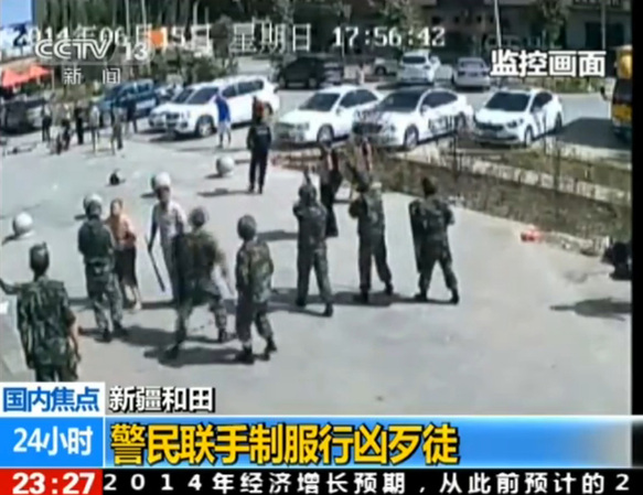 警察趕來(lái)，民眾急忙向其解釋情況