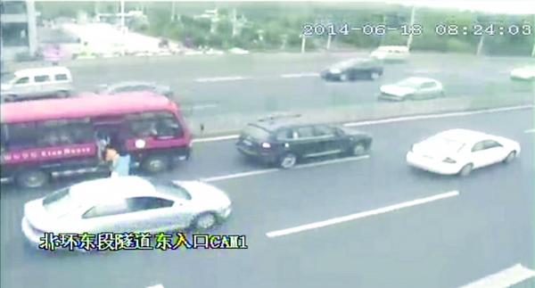 只因孩子遲到-家長(zhǎng)開寶馬高架上逼停校車3