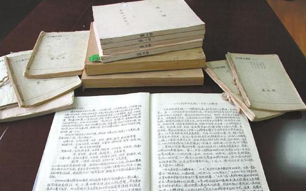 嚴(yán)廷德教授的手寫教案很受學(xué)生歡迎。許雅玲攝