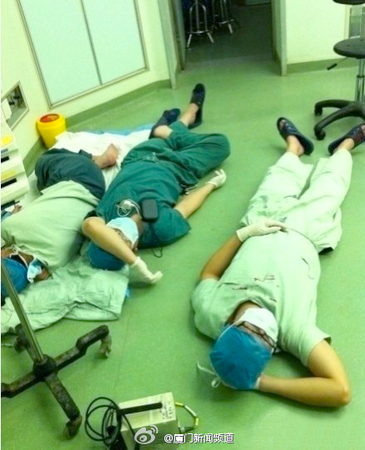 醫(yī)生手術32小時累癱手術臺邊-3