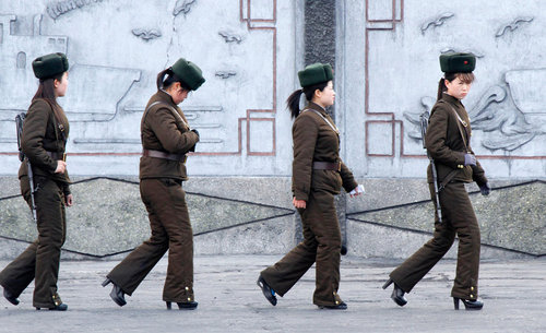 2013年4月11日，在鴨綠江對(duì)岸的朝鮮新義州，一隊(duì)女兵在江邊巡邏，值得注意的是，女兵竟然穿著高跟鞋，高度目測大概有10厘米左右。